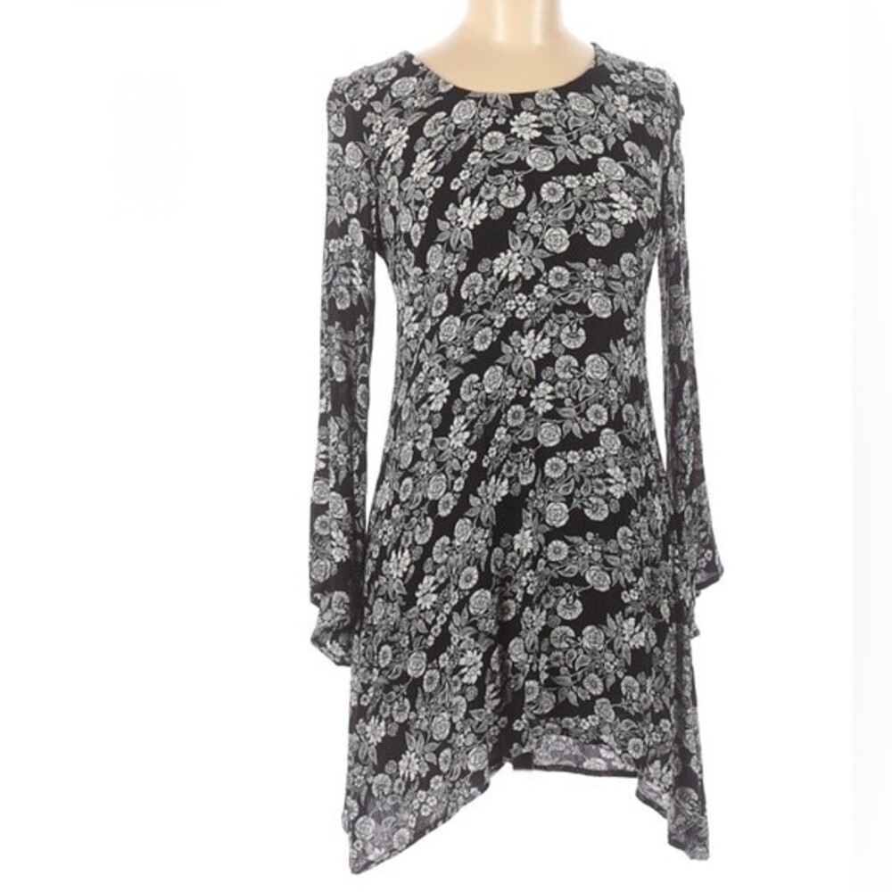 Black and white long flare sleeve crepe dress size medium